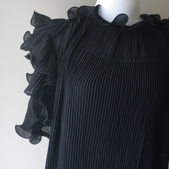 🔹Black Ruffle Top🔹 - Picture 2 of 8